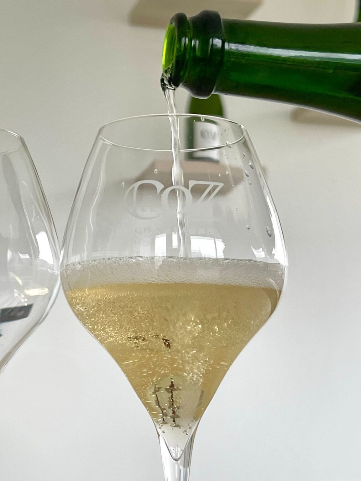 Verre de champagne servi lors d'une dégustation au domaine